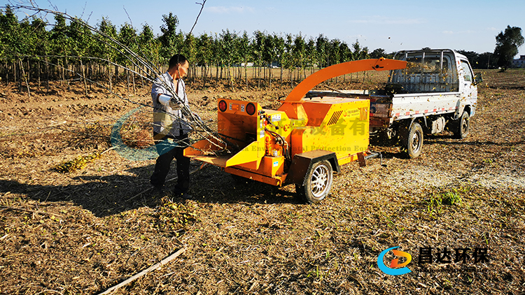 河南昌達HC-6130型樹枝粉（fěn）碎機新疆客戶使用現場，樹枝粉碎機實體廠家！
