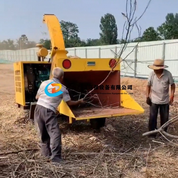 1704418272205522.jpg 河南昌達6145樹枝樹條粉碎(suì)機河南南陽客戶使(shǐ)用現場.jpg