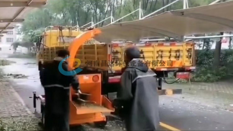小型園林綠化（huà）樹枝粉碎機上海客戶使用現場