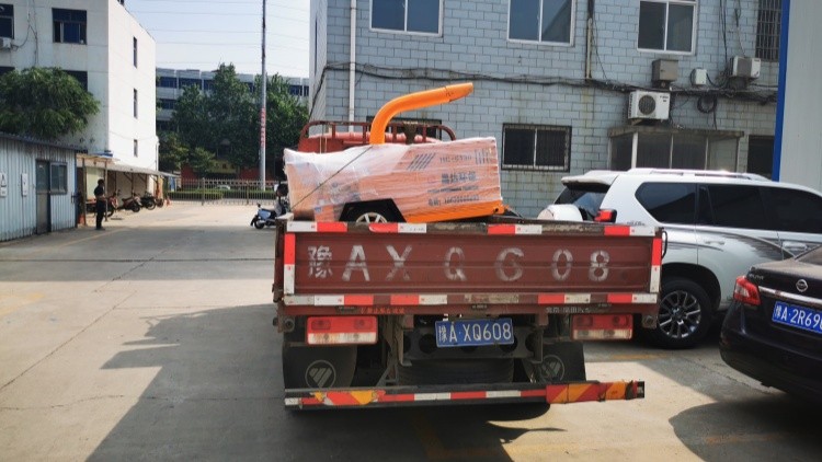 鄭州客戶到廠自提園林（lín）樹枝粉碎機.jpg